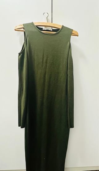 Vestido verde hombros descubiertos midi