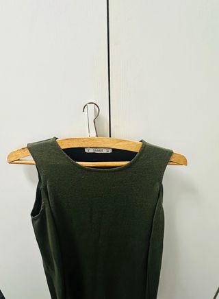 Vestido verde hombros descubiertos midi