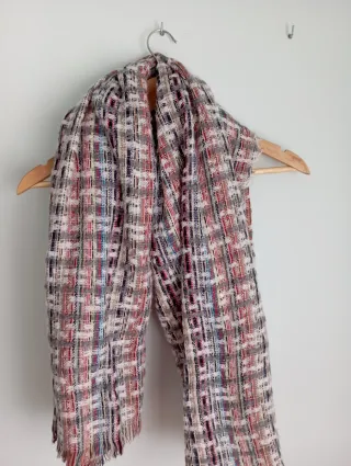 Bufanda tejida multicolor con flecos