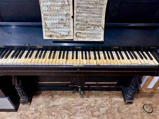 Piano antiguo decorativo.