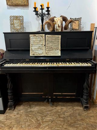 Piano antiguo decorativo.
