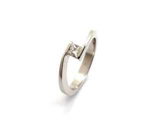 anillo oro 18k con piedra con diamante