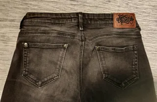 Pantalón vaquero pitillo Bershka negro Talla 36