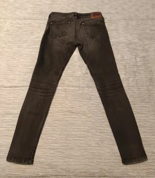 Pantalón vaquero pitillo Bershka negro Talla 36