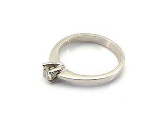 anillo oro 18k con piedra con diamante