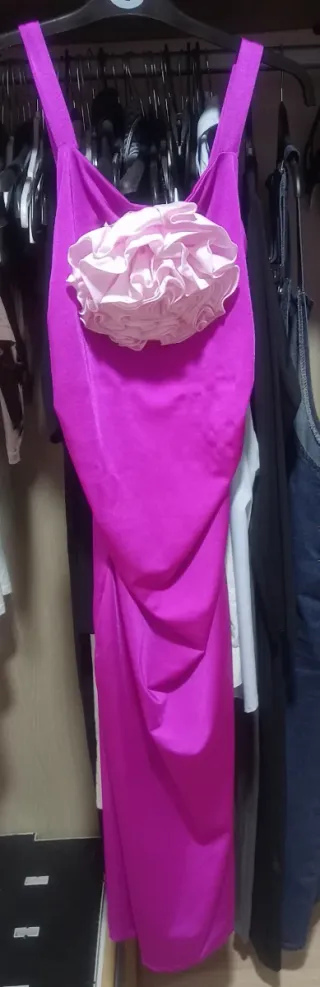 Vestido fucsia con flor rosa