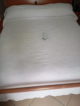 Copriletto matrimoniale vintage ricamato