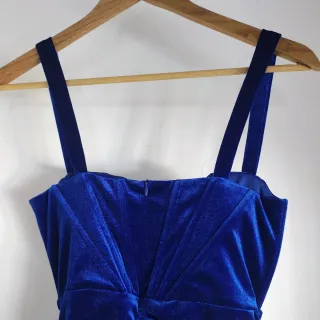 Vestido azul eléctrico fruncido glamour