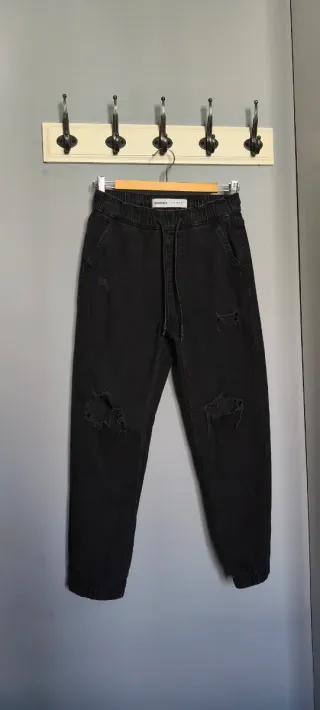 Pantalones vaqueros negros rotos