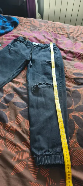 Pantalones vaqueros negros rotos