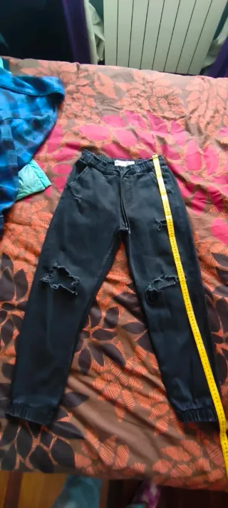 Pantalones vaqueros negros rotos