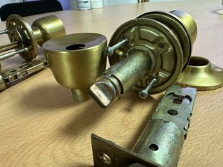 Picaporte y cerradura dorados