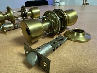 Picaporte y cerradura dorados