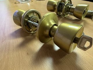 Picaporte y cerradura dorados