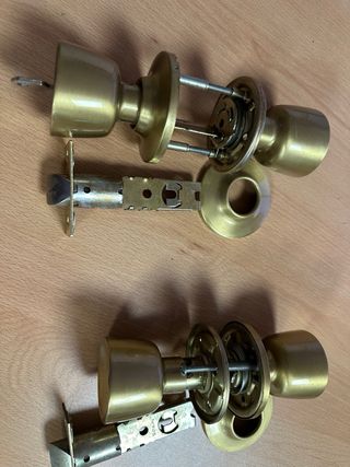 Picaporte y cerradura dorados