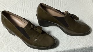 Mocasines verdes de tacón con flecos