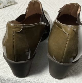 Mocasines verdes de tacón con flecos