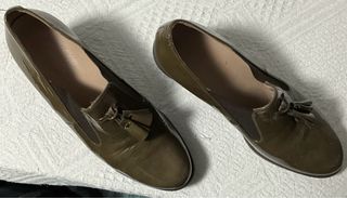 Mocasines verdes de tacón con flecos