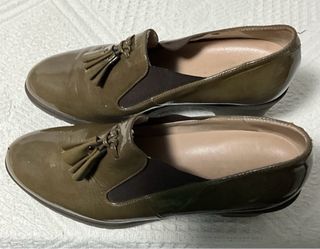 Mocasines verdes de tacón con flecos