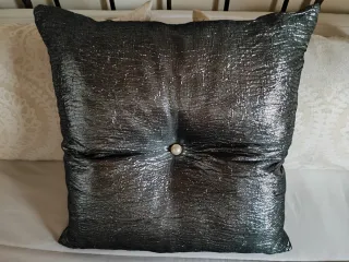 Cojín decorativo plateado brillante