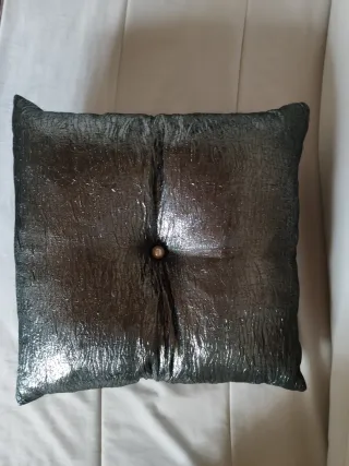 Cojín decorativo plateado brillante