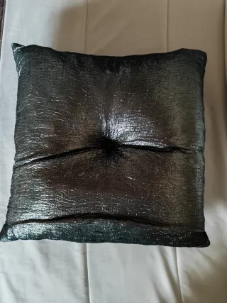 Cojín decorativo plateado brillante