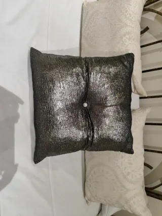 Cojín decorativo plateado brillante