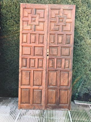 Puertas antiguas macizas talladas