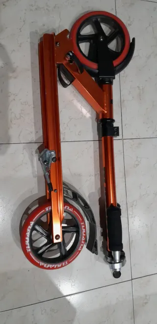 Patinete Tijuana, plegable de aluminio, en su caja