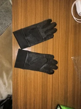 Guantes negros con agarre y táctiles