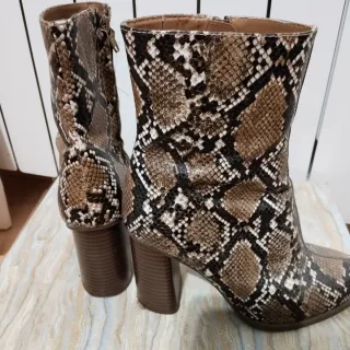 Botines de tacón estampado serpiente