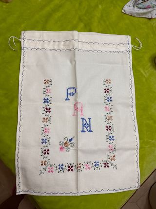 Bolsa de pan bordada a mano