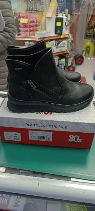 Botines negros Talla 38 marca treintas.