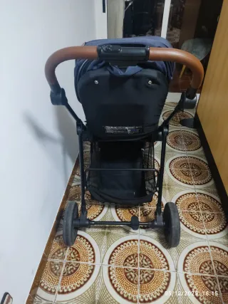 Carrito de bebé azul