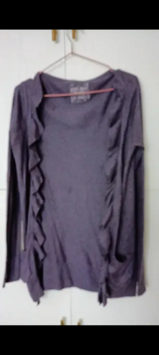 Chaqueta morada con volantes