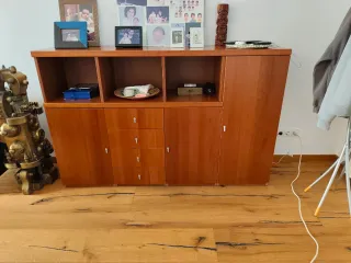 Cómoda de madera con detalles de cristal