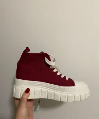 Zapatos Azarey color burdeos con plataforma