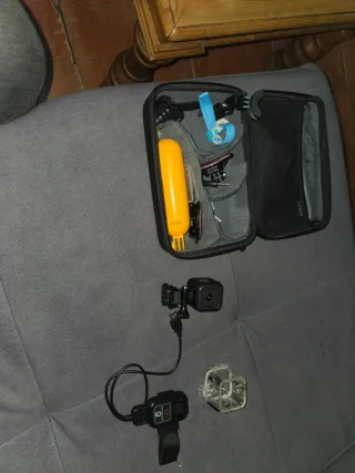 Carcasa GoPro con accesorios y flotador