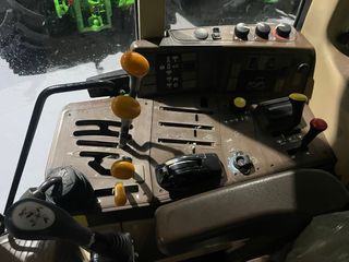 Tractor John Deere 6310 con pala