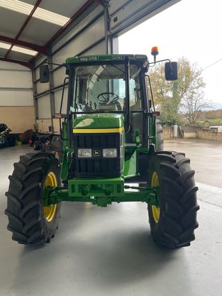 Tractor John Deere 6310 con pala