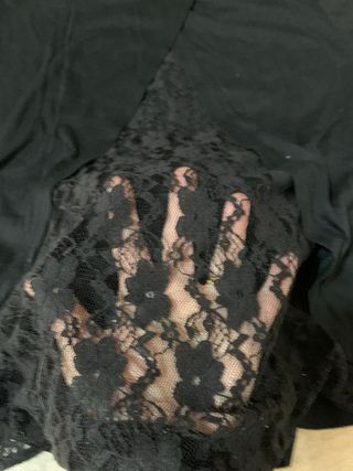 T-shirt nera con pizzo e stampa bianca per donna