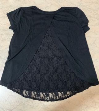 T-shirt nera con pizzo e stampa bianca per donna