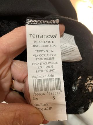 T-shirt nera con pizzo e stampa bianca per donna