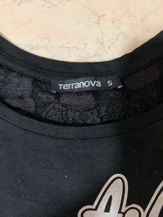 T-shirt nera con pizzo e stampa bianca per donna