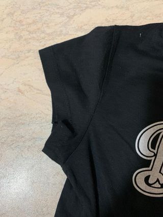 T-shirt nera con pizzo e stampa bianca per donna