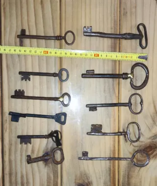 Set di chiavi antiche in ferro battuto