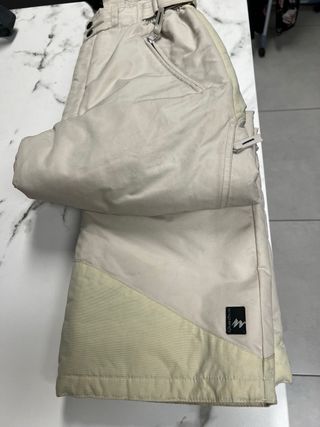 Pantaloncini da sci beige con bretelle
