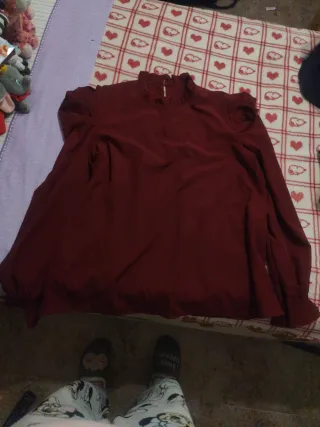 Camisa granate con cuello volante