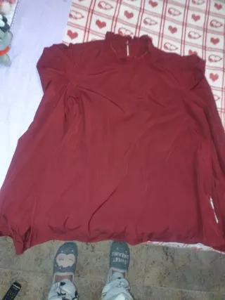 Camisa granate con cuello volante