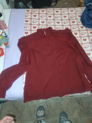 Camisa granate con cuello volante